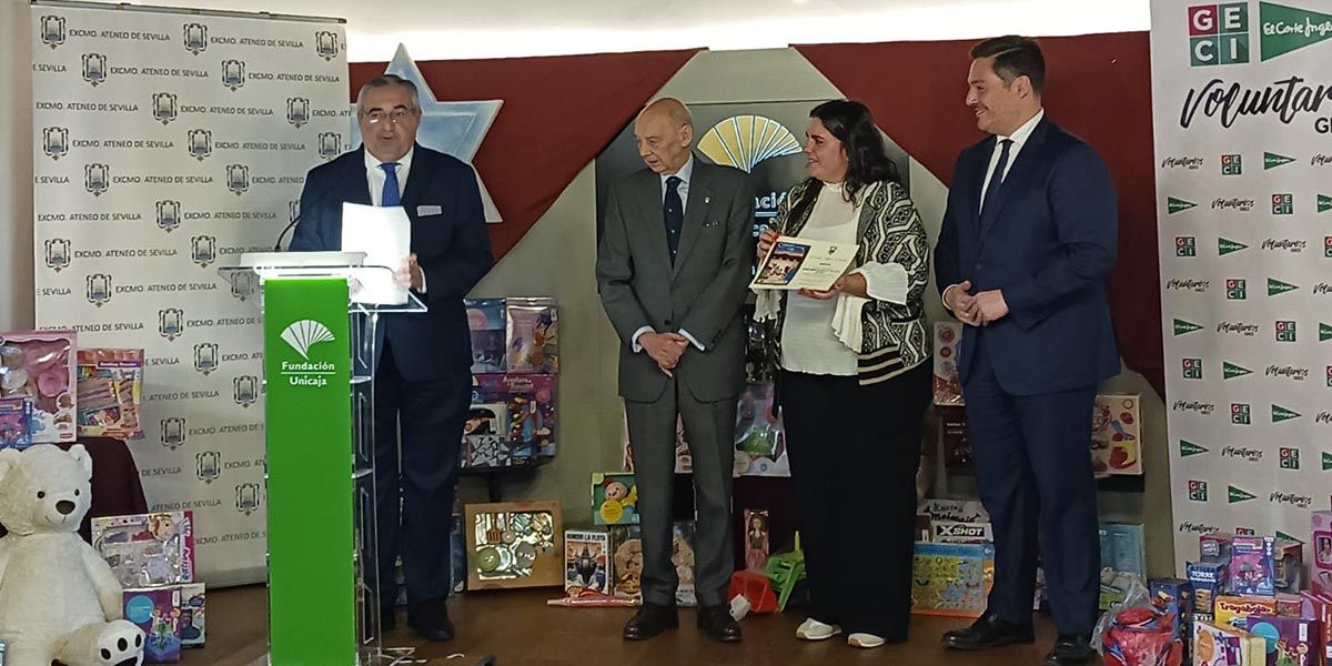 El Hospital San Juan de Dios de Sevilla recibe al Ateneo de Sevilla para la entrega juguetes