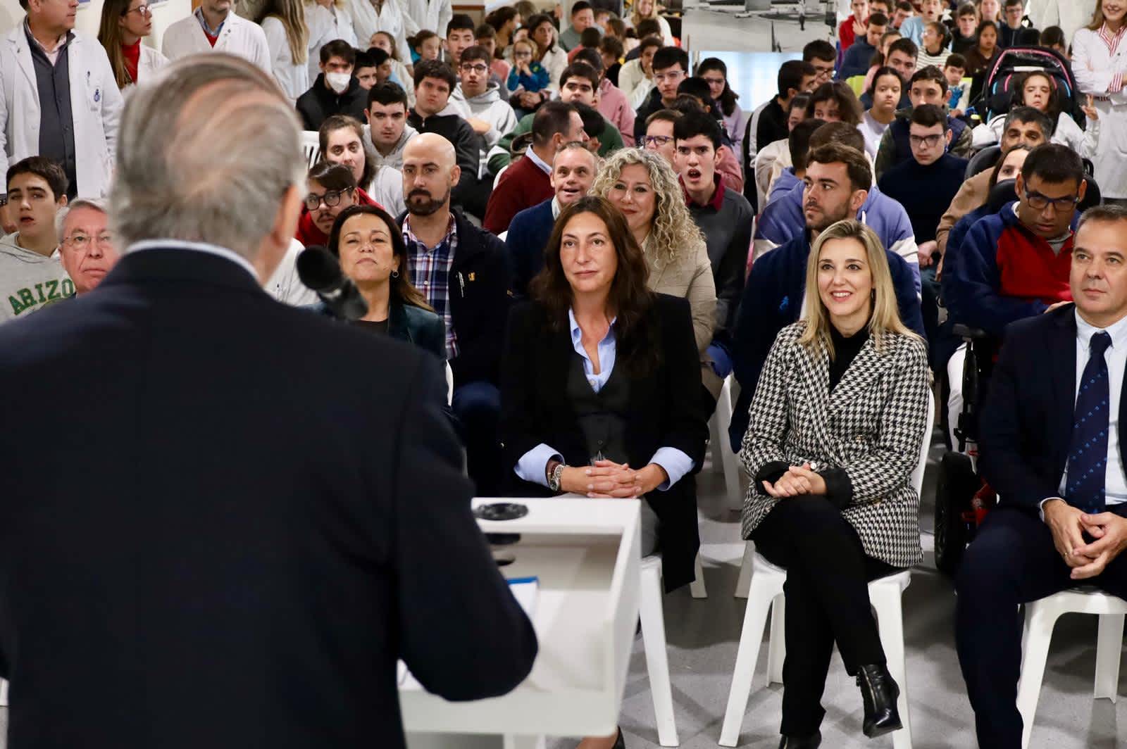 El Hno. Soria agradece el trabajo de los profesionales que  atienden a personas con discapacidad en San Juan de Dios