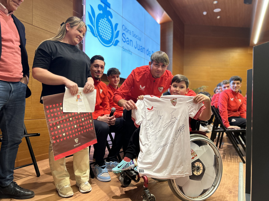 El segundo niño premiado recibió una camiseta firmada por los jugadores del primer equipo