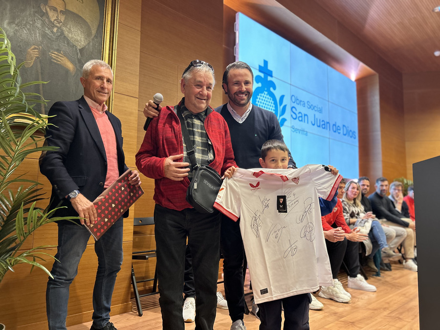 El tercer niño premiado recibió una camiseta firmada por los jugadores del primer equipo