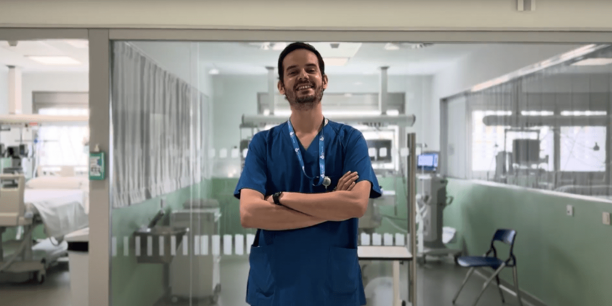 Desde el Hospital San Juan de Dios Sevilla, Pedro Díaz, enfermero, nos habla del trato integral y especializado a los pacientes en la UCI