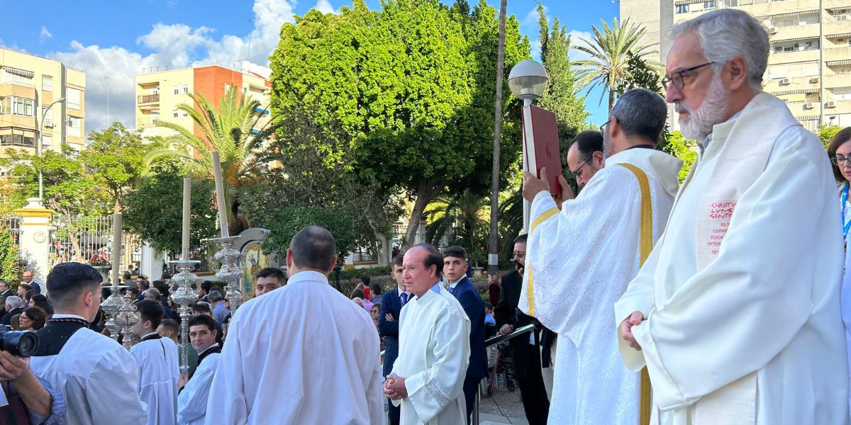 El Hospital San Juan de Dios Sevilla impone la Granada de Oro a la Hermandad de la Milagrosa