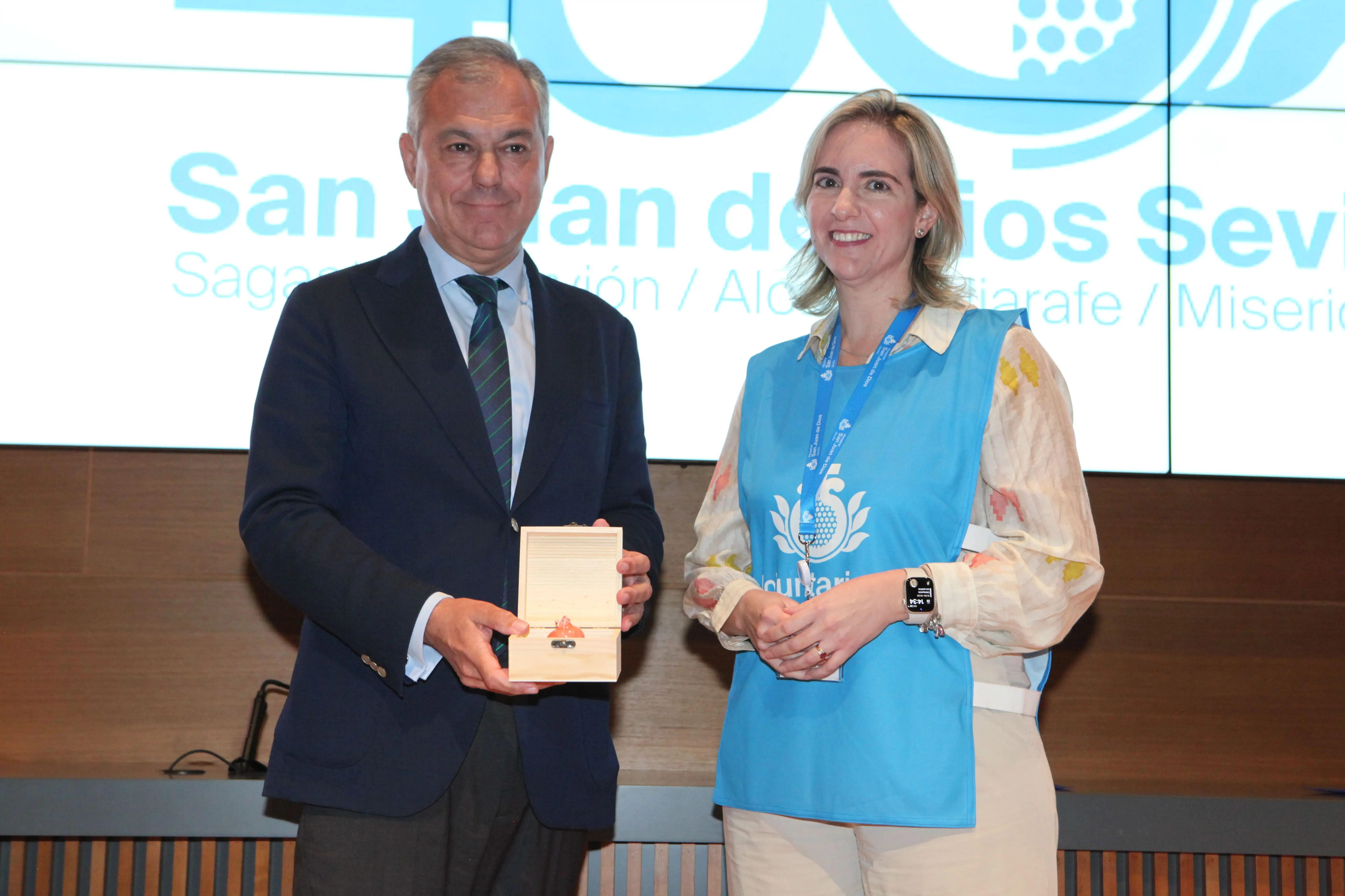 La voluntaria Marta Ramos entrega la granada al alcalde de la ciudad