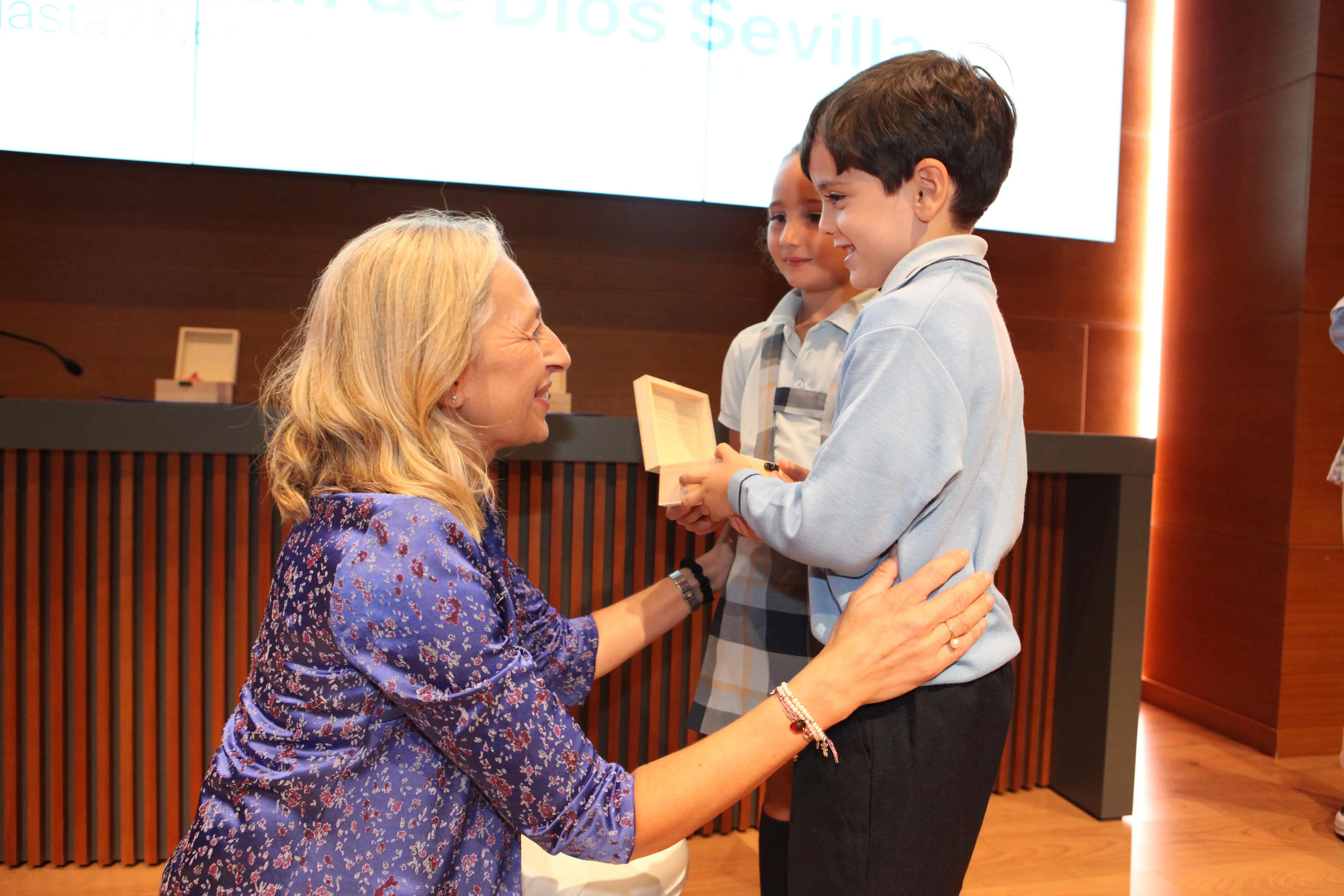 La consejera recibe la granada hecha por niños con discapacidad y entregada por usuarios del CAIT