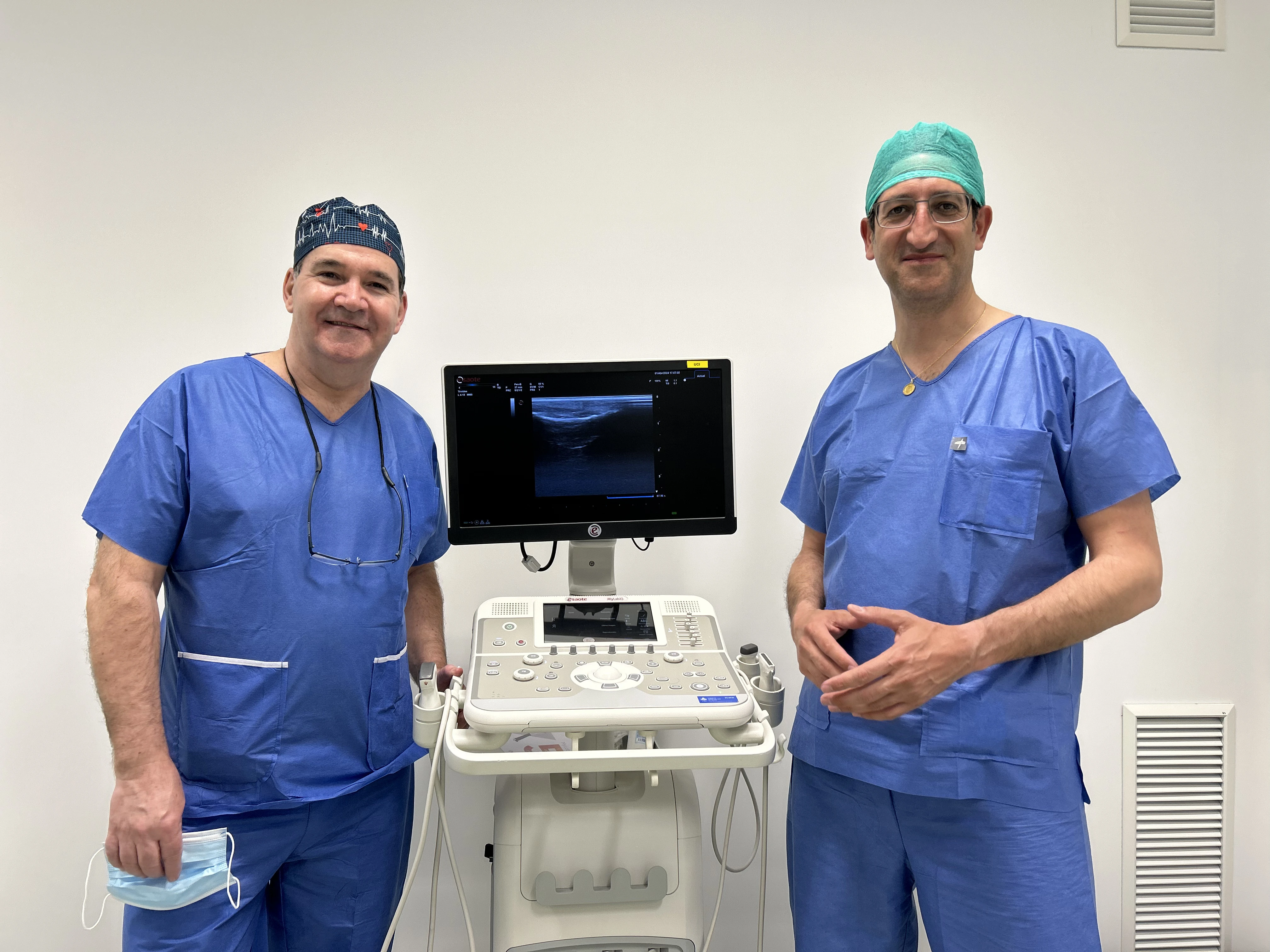 Los doctores Manuel Rodríguez Piñero y Andrés García León posan junto al ecógrafo de última generación antes de comenzar la intervención de varices en el Hospital San Juan de Dios de Sevilla