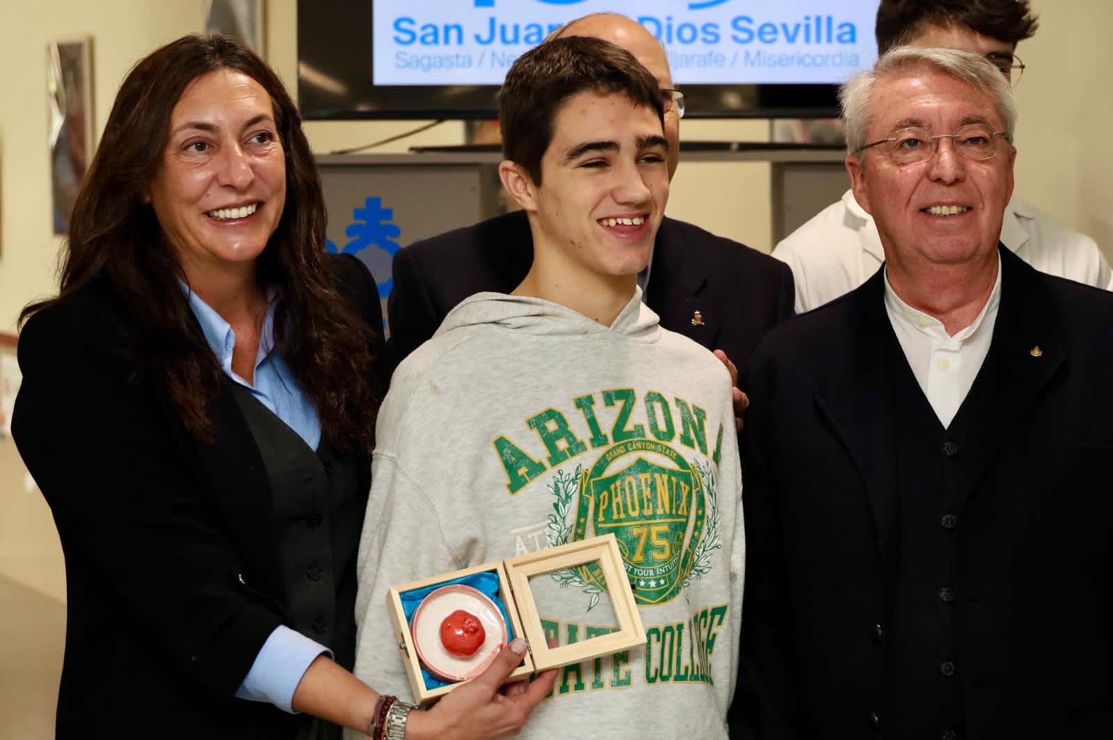 Loles López junto a Román, el alumno que le ha hecho entrega de la granada realizada por ellos mismos