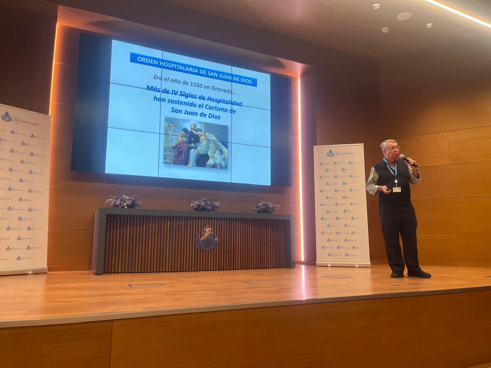 Guillermo Rodríguez, superior del Hospital San Juan de Dios de Sevilla, la Residencia de Mayores y la Ciudad San Juan de Dios de Alcalá, da la bienvenida a los voluntarios