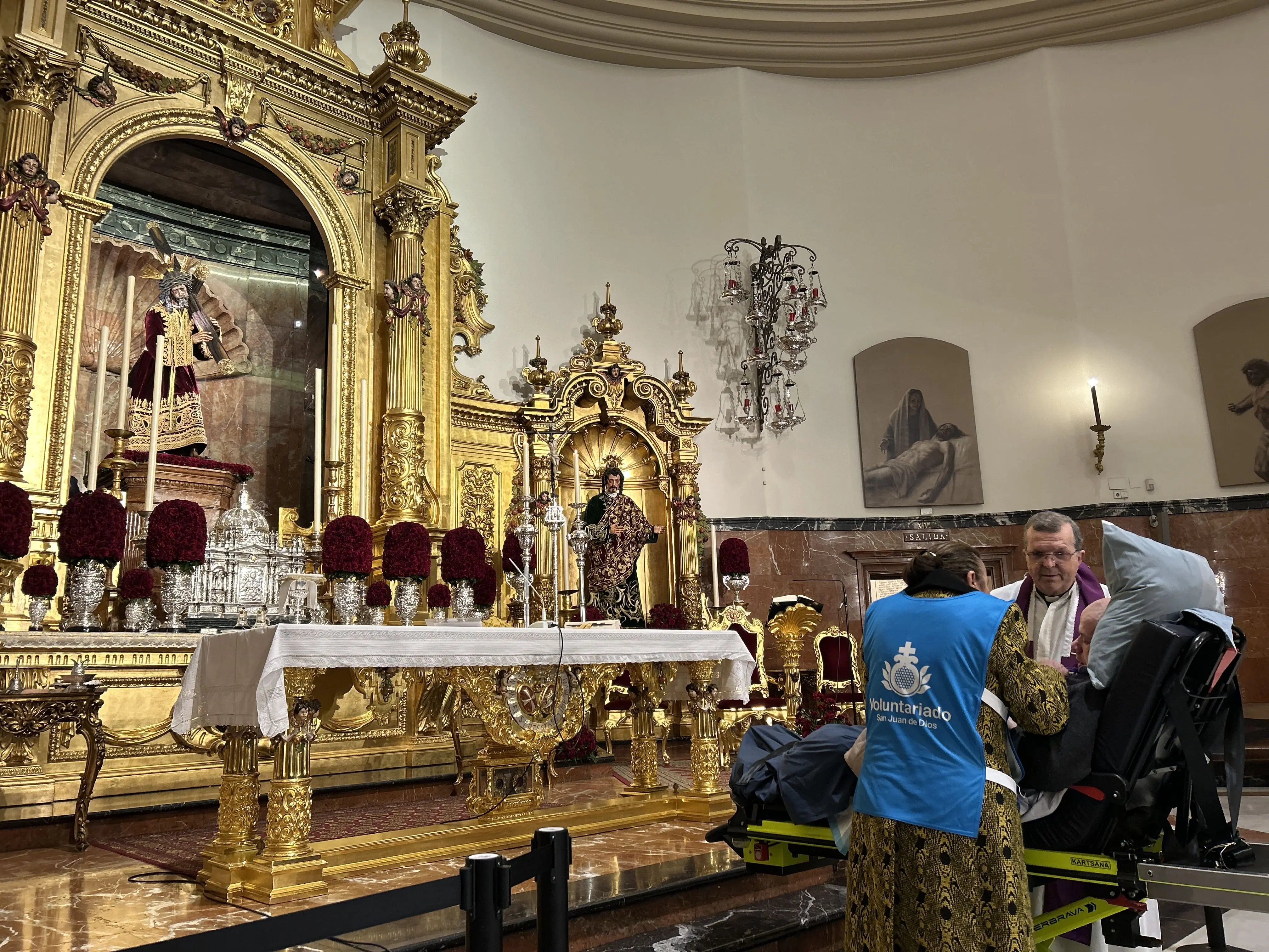 Francisco Javier reza junto a Borja Medina, rector de la Basílica del Gran Poder, y Mati Cáceres, voluntaria en el Hospital San Juan de Dios de Sevilla